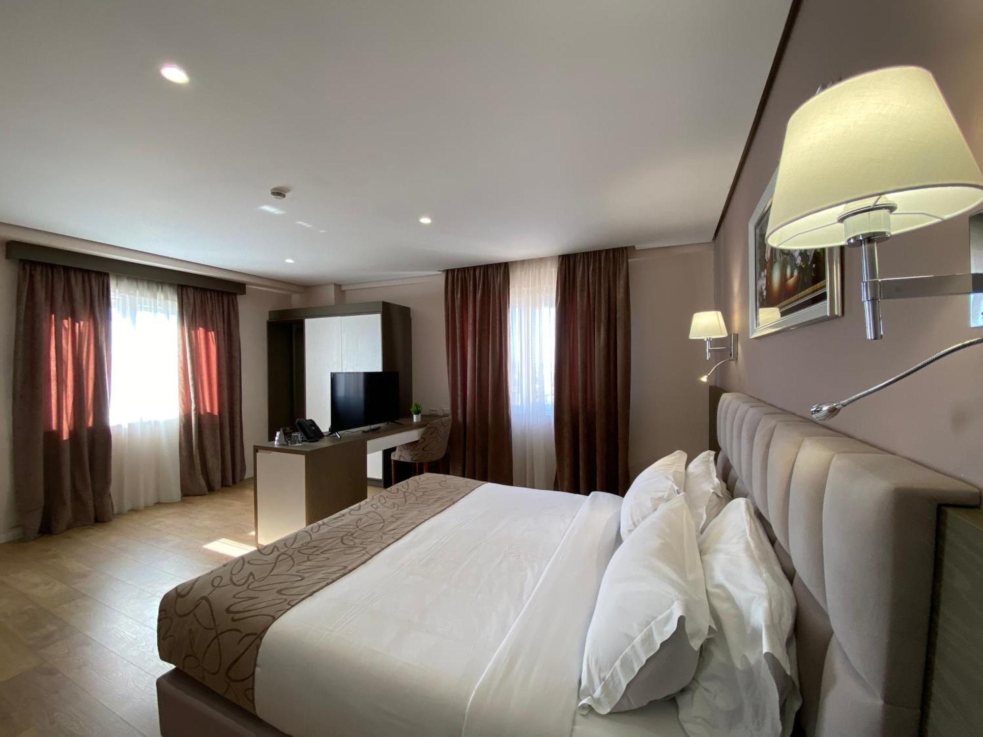 Doanesia Premium Hotel & Spa ティラナ エクステリア 写真
